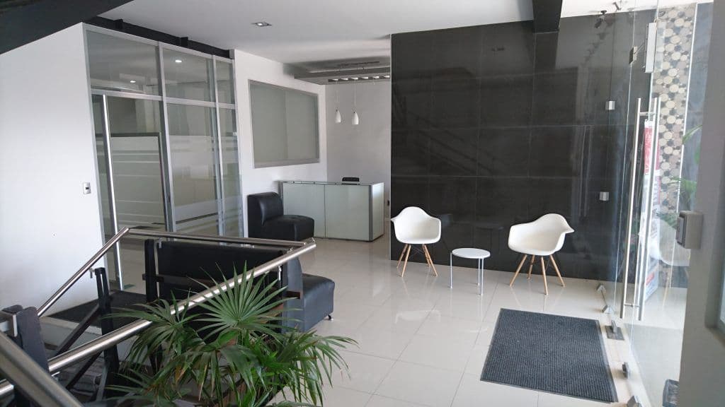 Recepción de la planta baja en Centro de Negocios SUAL