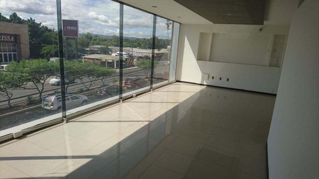 Área de trabajo del primer piso en Centro de Negocios SUAL