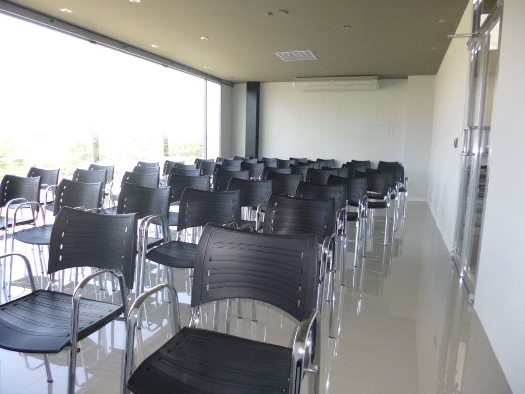 Sala de cursos adicional en Centro de Negocios SUAL